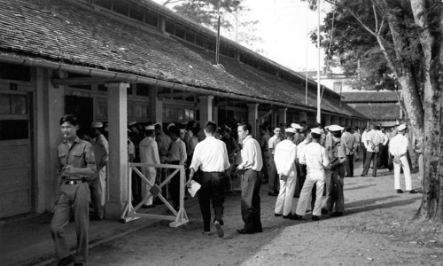 Saigon 1967 - một điểm bỏ phiếu trên ĐL Thống Nhất (tại trường Văn Hóa Quân Đội cạnh rạp Sổ Xố Kiến Thiết)