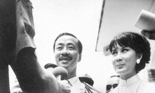 11.09.1966 - South Vietnamese Premier Nguyen Cao Ky and wife in Tay Minh during national elections