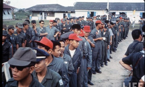 Vietnam Elections 23 phi cong xep hang chờ bỏ phiếu bầu QH Lap Hien 1966