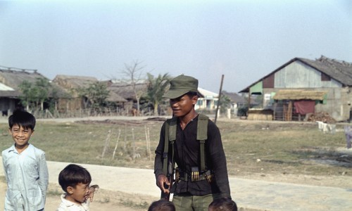Trẻ em nghèo chờ đợi để nhận sữa tại chương trình phát sữa cho trẻ em nghèo do Hội Hồng Thập Tự tiến hành