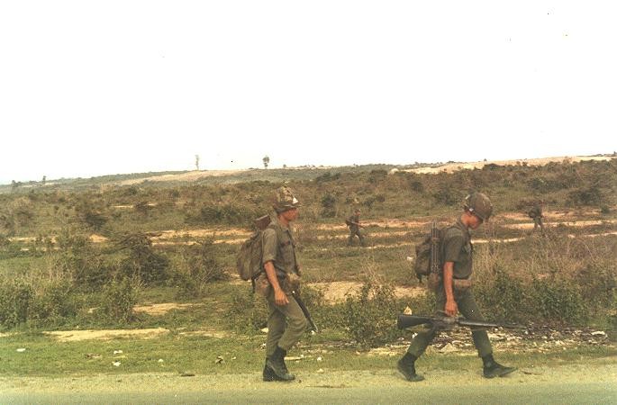 ARVN_2_men_M16