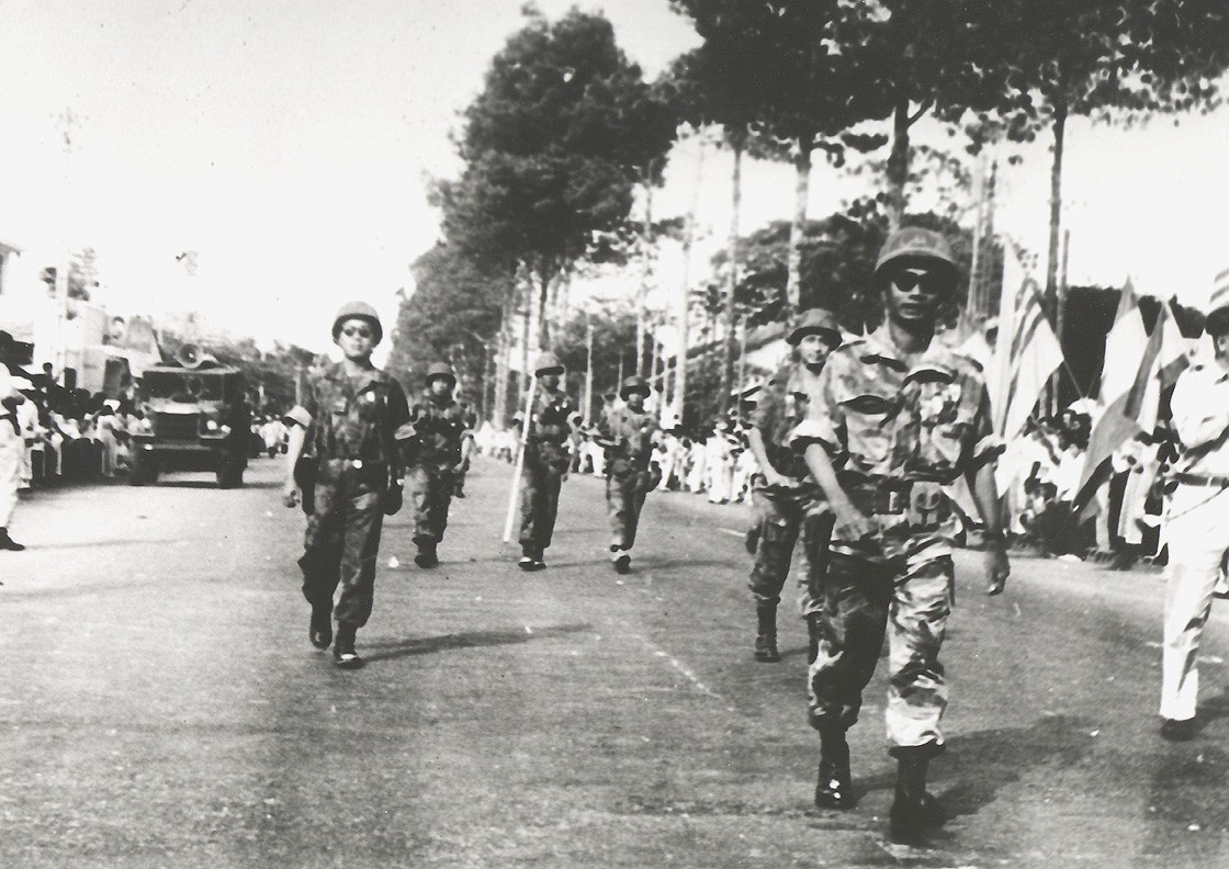 Đi trước TĐT Dư Quốc Đống, phía sau từ trái sang phải TĐP Bùi Kim Kha va Y Sỹ TĐ Hoàng Cơ Lân