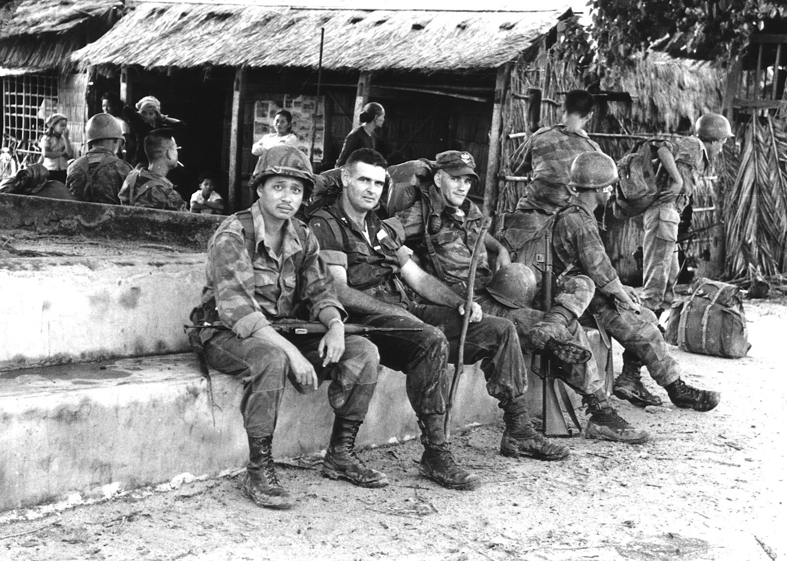 BS Lân và Đại Úy Kenny  cùng một cố vấn
 TĐ1ND tại Cà Mau 1962