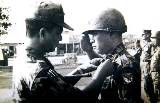 Tư Lệnh Nhảy Dù gắn  huy chương cho Trung Tá Nguyễn Khoa Nam, LĐT/LĐ3ND