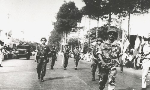 Đi trước TĐT Dư Quốc Đống, phía sau từ trái sang phải TĐP Bùi Kim Kha va Y Sỹ TĐ Hoàng Cơ Lân