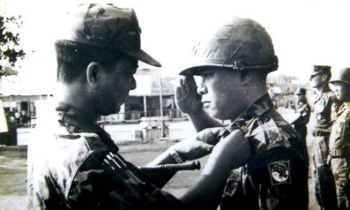 Tư Lệnh Nhảy Dù gắn  huy chương cho Trung Tá Nguyễn Khoa Nam, LĐT/LĐ3ND
