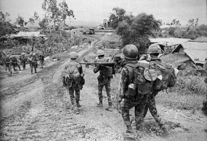 Giao tranh khi vượt qua Mỹ Chánh để tiến về Bắc Quảng Trị , ngày 13 tháng 6 năm 1972.
Binh sĩ QLVNCH đưa đồng đội bị thương ra ngoài.