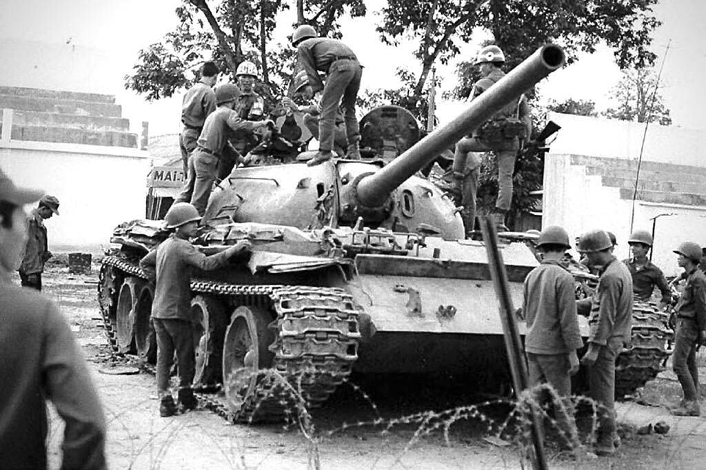 Xe tăng T-54 bị Trung đoàn 44 / sư đoàn 23 bộ binh QLVNCH bắn hạ ngày 14-5-1972 được trưng bày tại Sân vận động Kontum. Ảnh: Richard Gudal