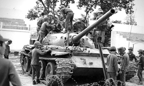 Xe tăng T-54 bị Trung đoàn 44 / sư đoàn 23 bộ binh QLVNCH bắn hạ ngày 14-5-1972 được trưng bày tại Sân vận động Kontum. Ảnh: Richard Gudal