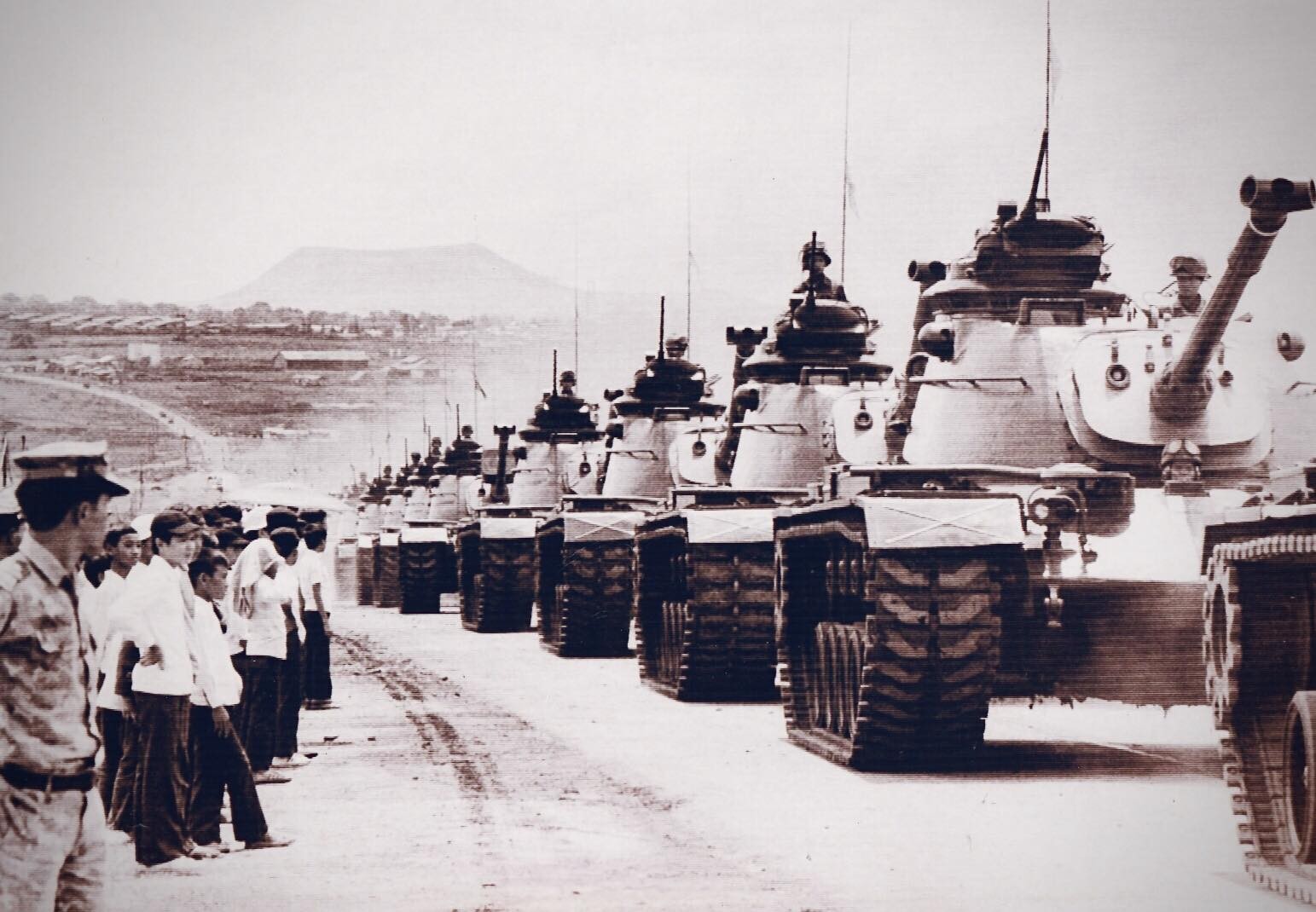 Chiến xa M48 diễn binh kỷ niệm ngày thành lập Quân Đoàn II . Pleiku, ngày 6 tháng 10 năm 1973