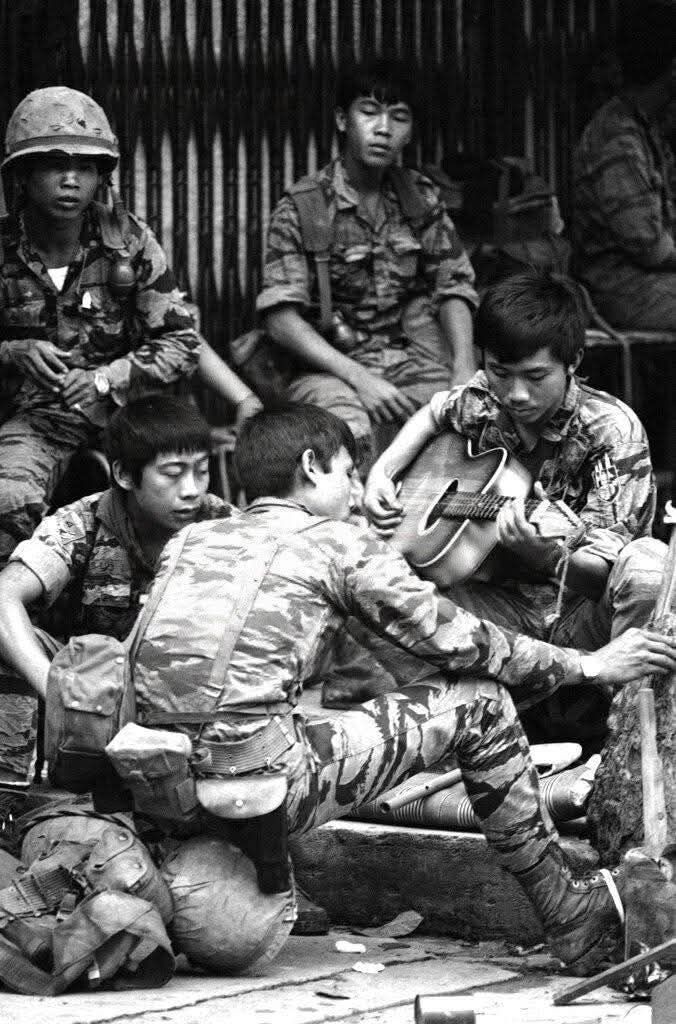 Phút giây thư giãn của những người lính Tiểu đoàn 4 Thủy Quân Lục Chiến VNCH, tại một góc phố ở tỉnh Kompong Trabeck, Cam Bốt, (27/05/1970).