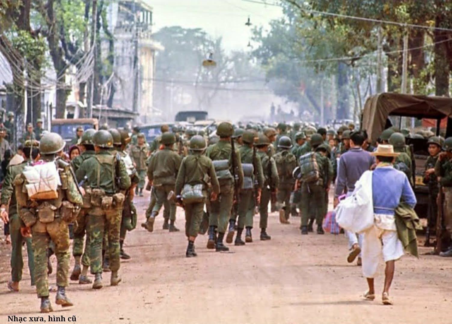 Các chiến sĩ QLVNCH tập trung trên một con phố ở Huế, ngày 17/02/1968. Chuẩn bị tái chiếm Thành Nội.