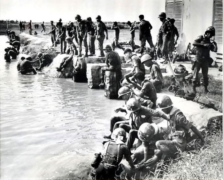 Hình chụp vào tháng Chín 1967 tại vùng Châu Thổ Sông Cửu Long. Một đơn vị Biệt Động Quân vừa trở về sau một cuộc hành quân.