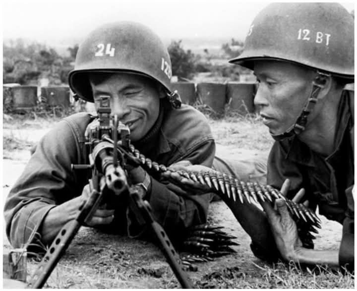 Hình này chụp vào năm 1972 tại xạ trường của Trung Tâm Huấn Luyện Quốc Gia Pleiku.