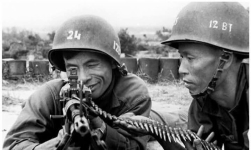 Hình này chụp vào năm 1972 tại xạ trường của Trung Tâm Huấn Luyện Quốc Gia Pleiku.